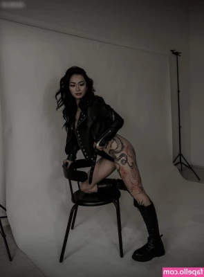 asianiina [ asianiina-1 ] - She twerk