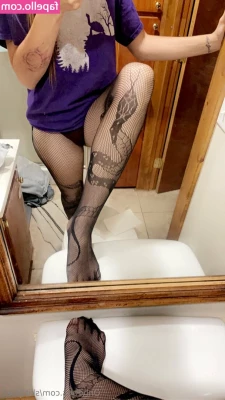 skitttziez - ass  amp  legs   dripping wet