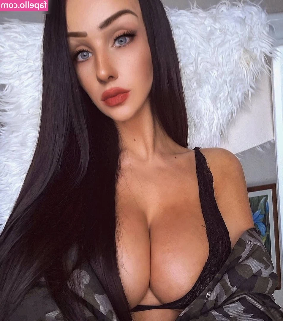 Leonie_Schnbck [ leonie-schnbck ] - I love taking pictures while I'm high also making videos too 🥴💦
