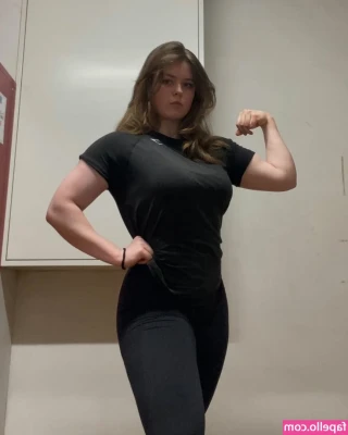 SquikoTV - @holly.img and I are so good at sharing @ornstarpay huge cock