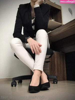 lizzie_feet [ lizzie-feet ] - Send me the cheque lol! 🫠