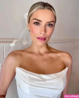 Arielle Vandenberg [ arielle-vandenberg ] - what about you in my dms? 🥰