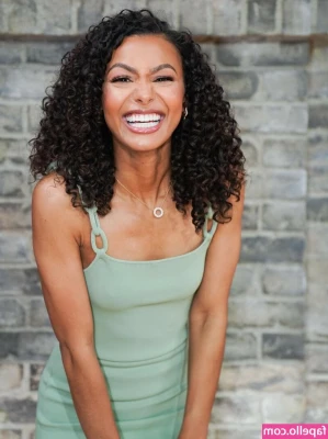 Malika Andrews [ malika-andrews ] - Time to be naughty...swipe left 👈