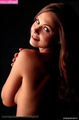baileyknox1 [ baileyknox1-2 ] - Stripping in front of my windows  Happy Valentine s Day to the