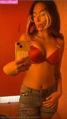 Cashmoneyalizeee - worship my ass.  good boys and girls know their place - under my ass