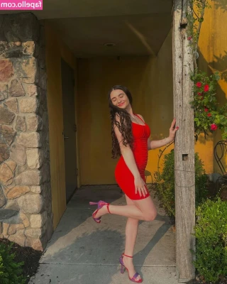 Jasennya Santoro [ jasennya-santoro ] - Taking nudes in other peoples’ bathrooms is my kink 😏😅