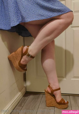 kayties_feet [ kayties-feet ] - Pre bed stretch😊