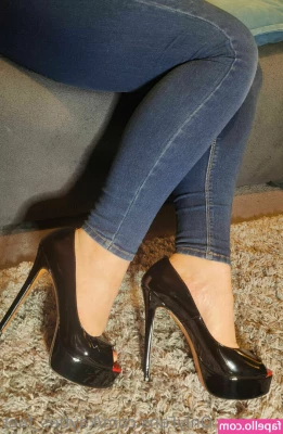 kayties_feet [ kayties-feet ] - Imagine having a neighbor like this  Bet your curtains would always