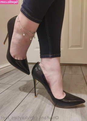 kayties_feet [ kayties-feet ] - Pulling up my jeans 🍑 purple thong