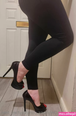 kayties_feet [ kayties-feet ] - Oh the things I get into at my studio🤷‍♀️It appears a