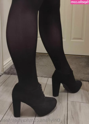 kayties_feet [ kayties-feet ] - Who likes to fuck first thing in the morning