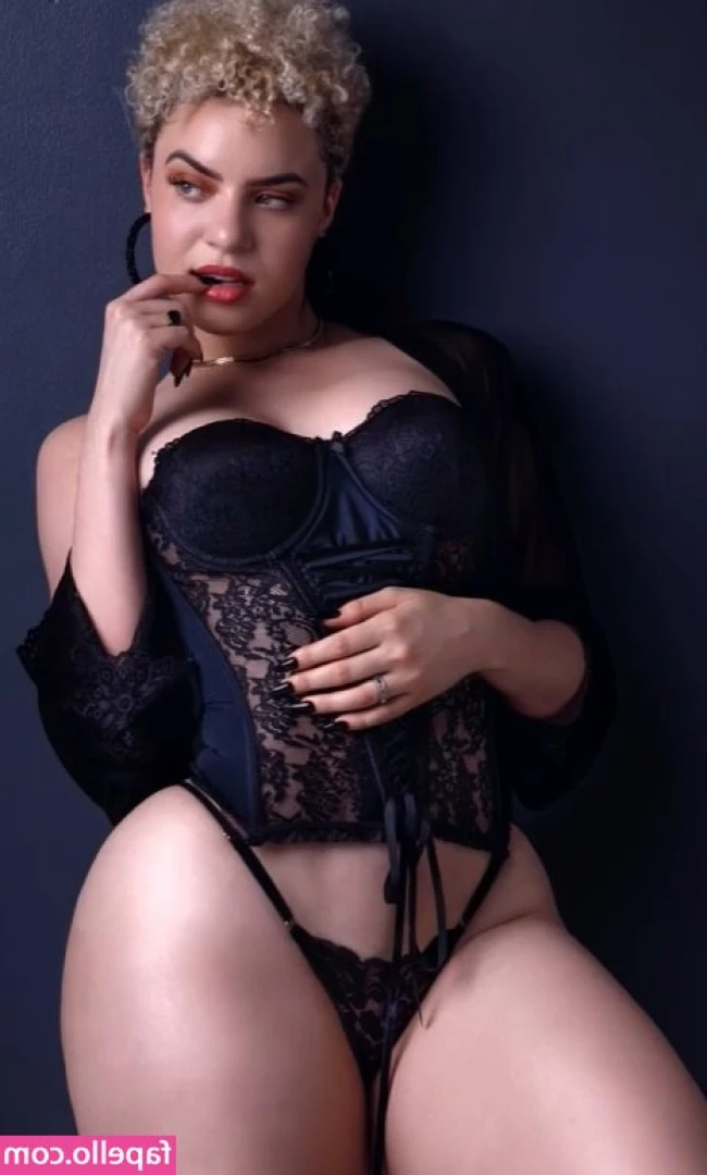 Lisandra Lizama [ lisandra-lizama ] - cleaning up for easter sunday 🧹❣️.. nude of course.. ;)
