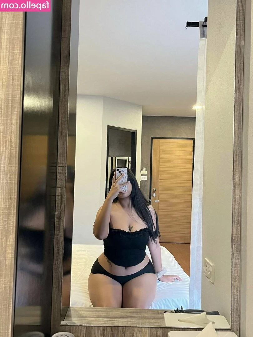 khunnicha - shaking ass and tits 😈