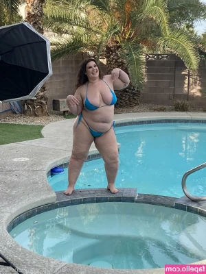 lunalark - Im just a horny big booty girl trying to get your attention