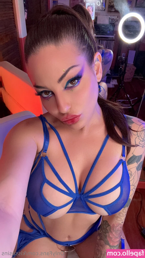 Kissasins - They say that red is the color of sex and arousal, is it true?😜❤