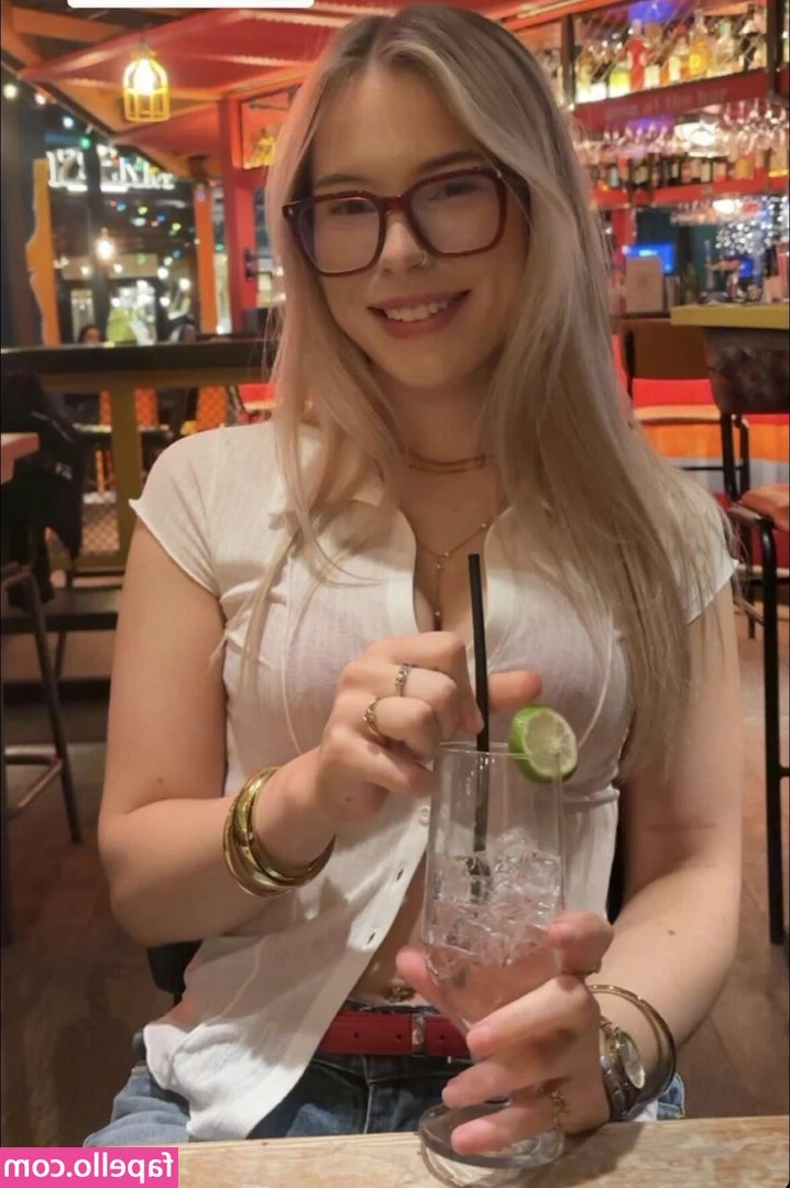 Hannahlilyfrostt - Here's a cute clip of me going down on a friend! It was longer but it