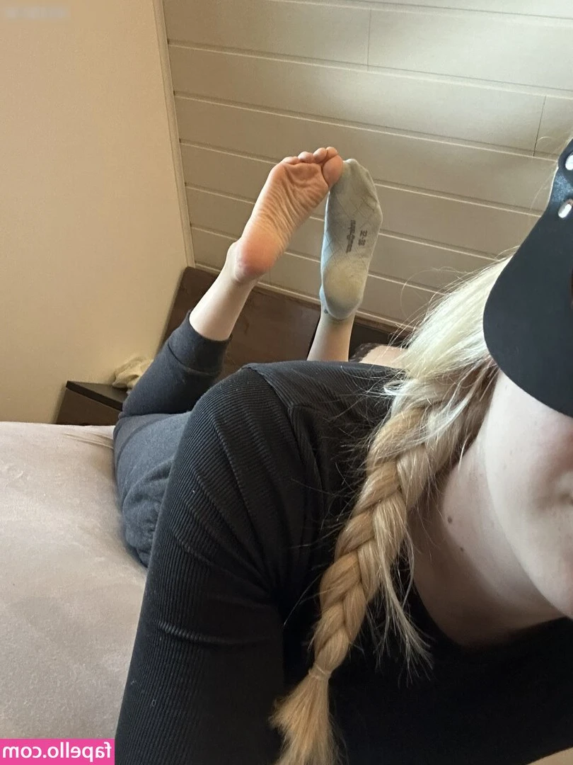 SocksFeet_Mistress_Nina [ socksfeet-mistress-nina ] - I need summer again!! 🥰