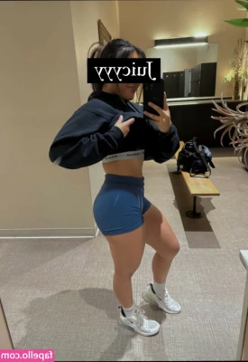 Elexiz Vang [ elexiz-vang ] - Snuck in a couple pics while our aunt was making lunch 🤫