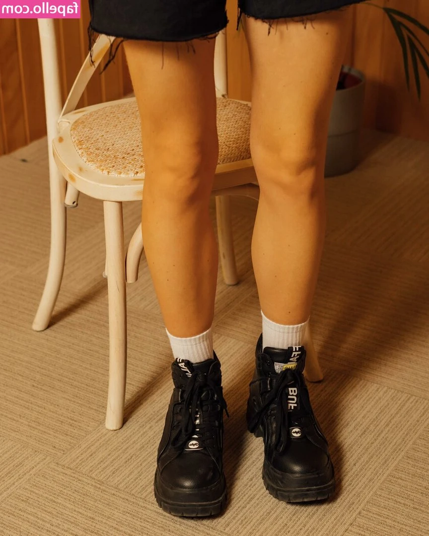Sandra Ortonobes Lara [ sandra-ortonobes-lara ] - Who's going to give mommy a foot rub ;)