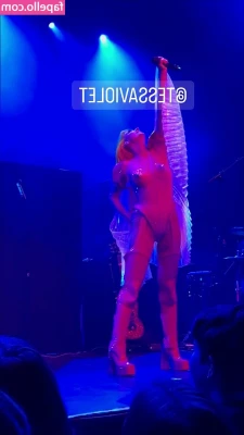 Tessa Violet [ tessa-violet ] - The vibration on this toy is wild 😅 I tried to zoom in on the clit