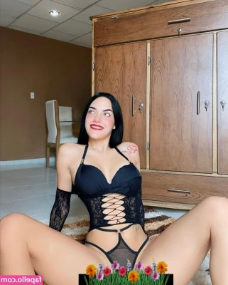 Mariangel DelCarmen [ mariangel-delcarmen ] - I don’t know what day it is. But look at my underboob 👀