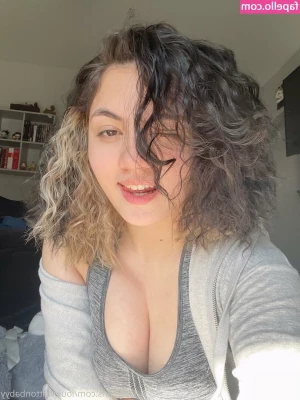 loubxbyy - What do you think is under my sweet lil sunday skirt