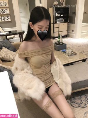 chloeffffff - A little striptease for you… keep swiping to undress me 💋 Which
