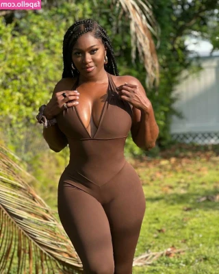 Babeth Lando [ babeth-lando ] - Here I am the queen and water is my faithful servant! 👑🌊 Let's