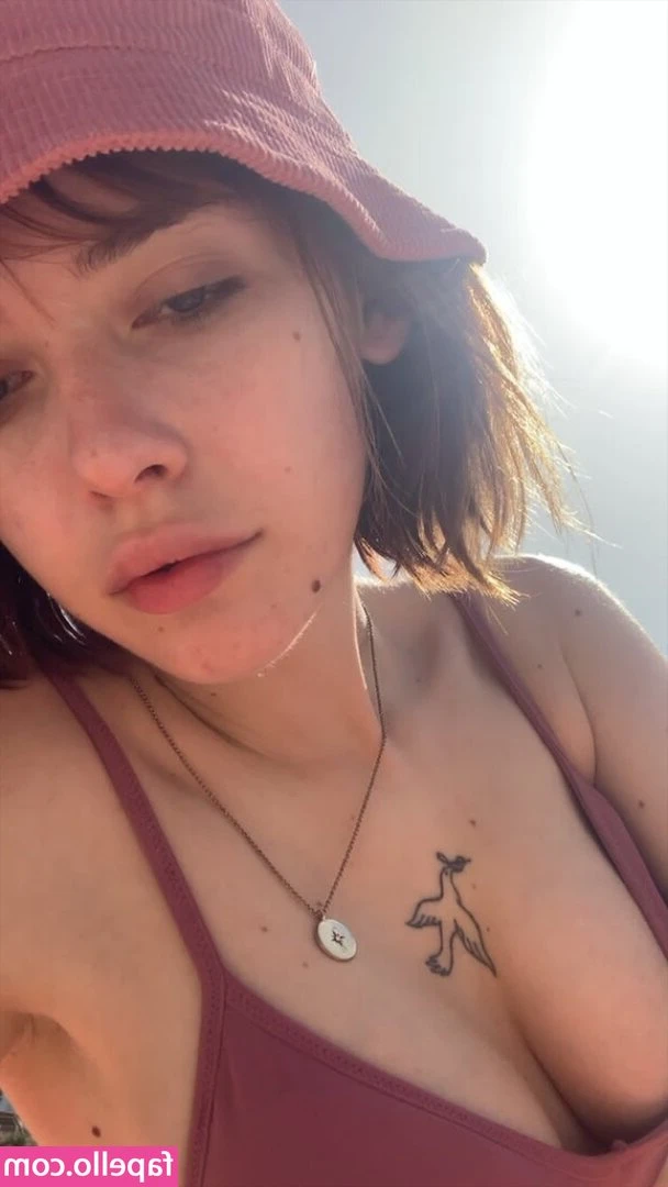 fraukrauze - I am awake and showing my extremely thick thighs exclusively for you