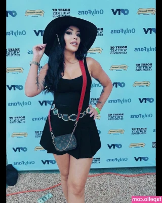 Madison Sinclair [ madison-sinclair ] - If you obey all the rules, you miss all the fun🤭