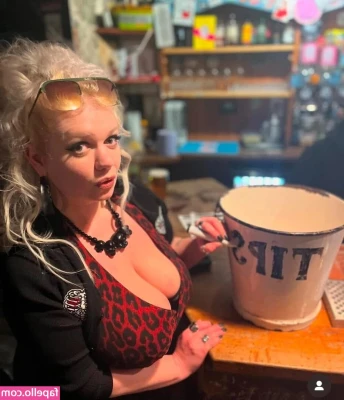 Catherine Sharples [ catherine-sharples ] - Looking cute