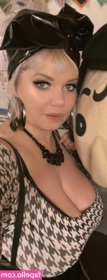 Catherine Sharples [ catherine-sharples ] - sexy stripppaaa feet 😋😋😋😋