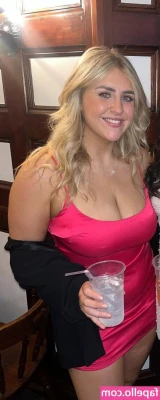 Katie Glackin [ katie-glackin ] - Notice how symmetrical my wrists & rings are lol.
