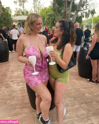 Beth.christie [ beth-christie ] - Wouldn’t this outfit look better with a nice petal necklace?? 😜