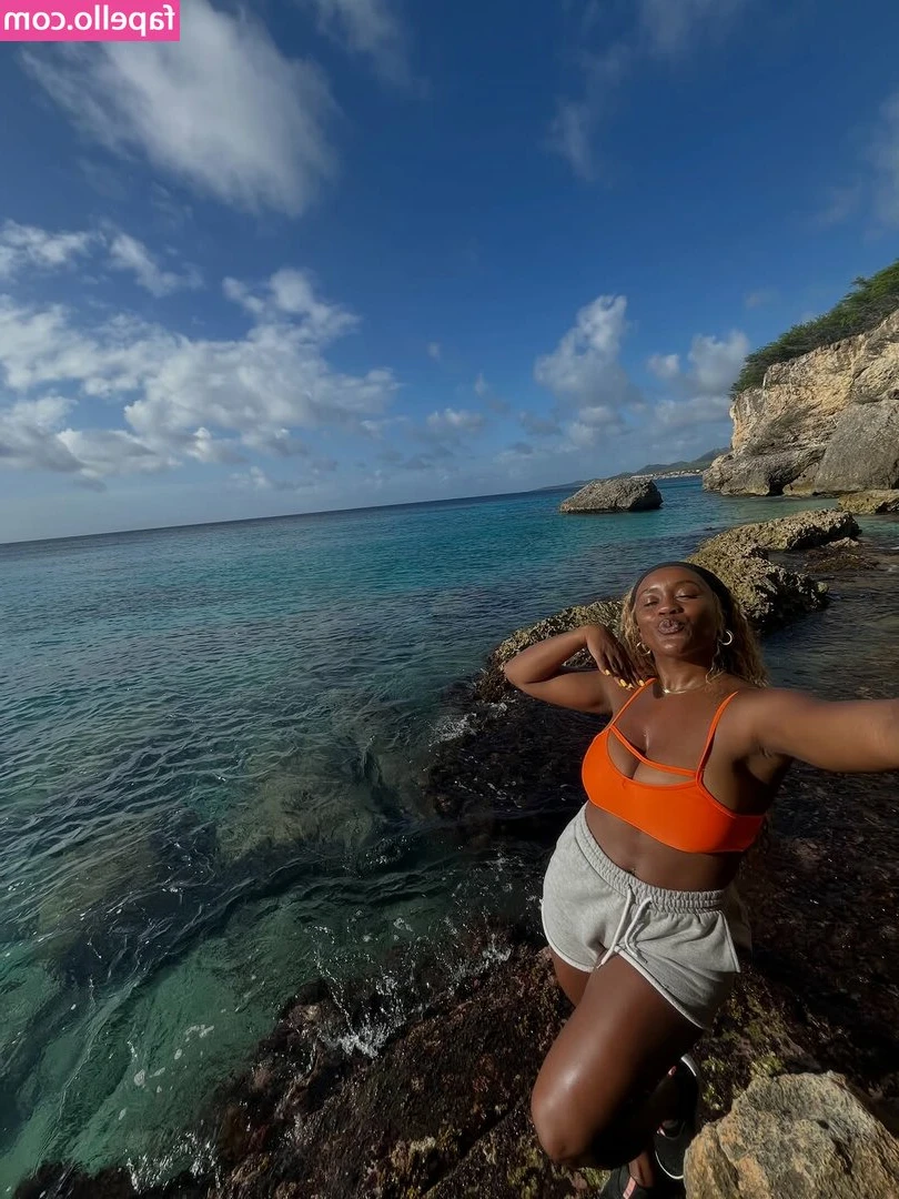 Justcallme_naee [ justcallme-naee ] - Wishing I was at the beach 🏖 so I can put my toes in the sand!
