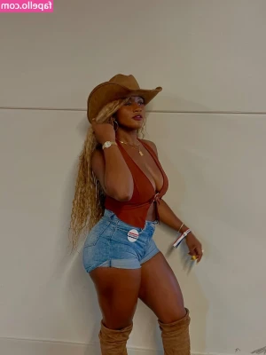 Justcallme_naee [ justcallme-naee ] - Cumming outdoors really gets my juices going!! Mmm!! Would u join in