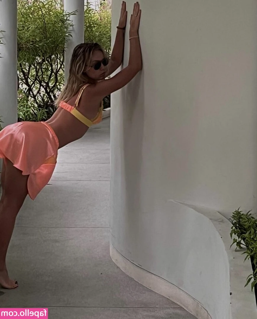 Viktoriya Agalakova [ viktoriya-agalakova ] - Slide into my DMs, and convince me to move my hands.. 🥵