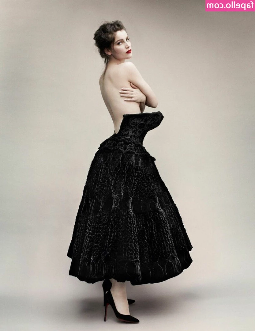 Laetitia Casta [ laetitia-casta-1 ] - Yes, yes I am one of those people🙈 who love to go shopping, pick