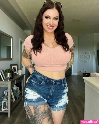 kinkycurvykatie [ kinkycurvykatie-1 ] - My booty brings all the boys to the yard 😈😈