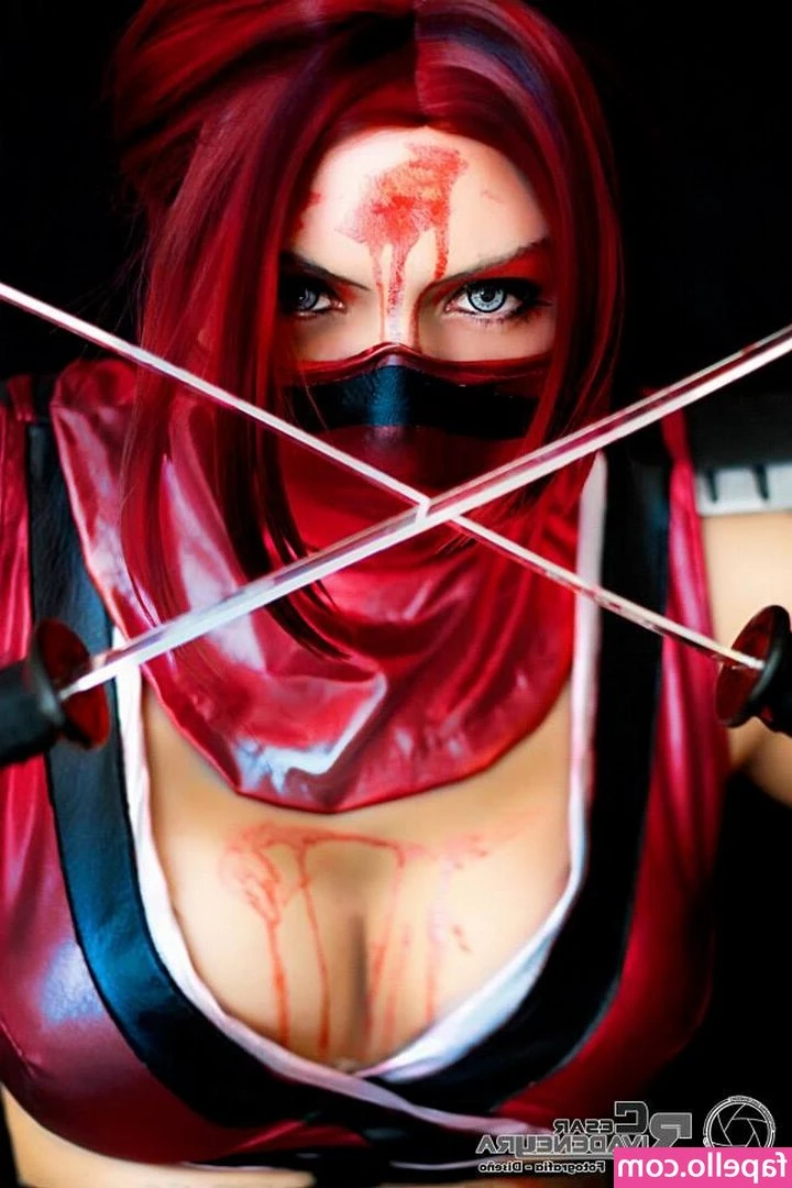 KattaRamosCosplay - Naakt in een prachtige stoel