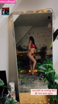 Leonie Busse [ leonie-busse ] - (11 min) Pillow humping (or should I say squish humping 🤪) video.