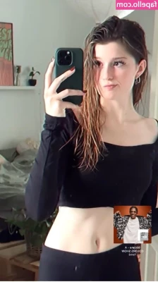 Leonie Busse [ leonie-busse ] - bathroom selfie
