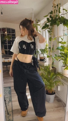 Leonie Busse [ leonie-busse ] - Them post gym feels  all hot and sweaty