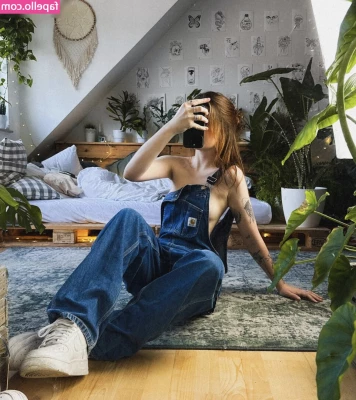 Leonie Busse [ leonie-busse ] - Did you spot the bulge
