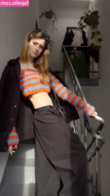 Leonie Busse [ leonie-busse ] - Who wants to play with the joystick