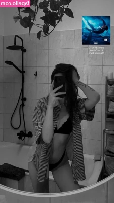 Leonie Busse [ leonie-busse ] - You need a piece of that today? 👀👀