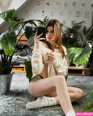 Leonie Busse [ leonie-busse ] - SHOULD I GO LIVE MORE OFTEN