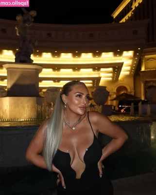 Michelle Daniaux [ michelle-daniaux ] - Babe, 🥰 I'm home all alone and I'm taking selfies for you in front