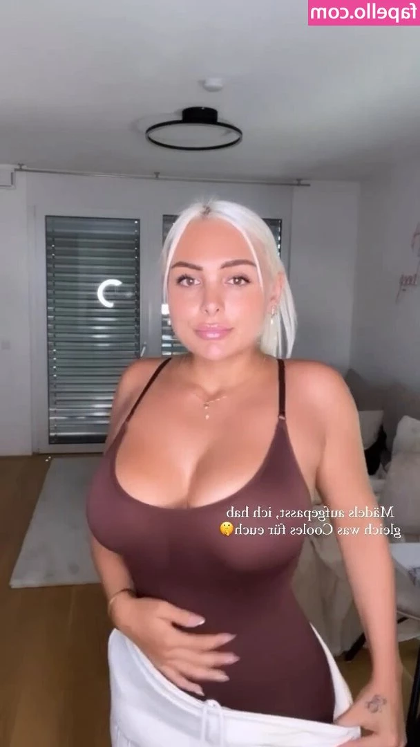 Michelle Daniaux [ michelle-daniaux ] - Flaunting my beach body