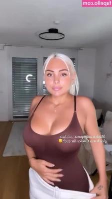 Michelle Daniaux [ michelle-daniaux ] - Flaunting my beach body